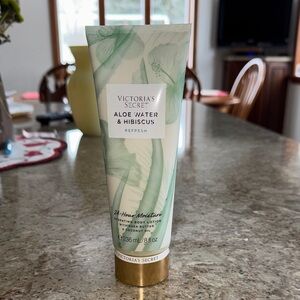 NEW Victoria's Secret Aloe Water & Hibiscus Lotion
